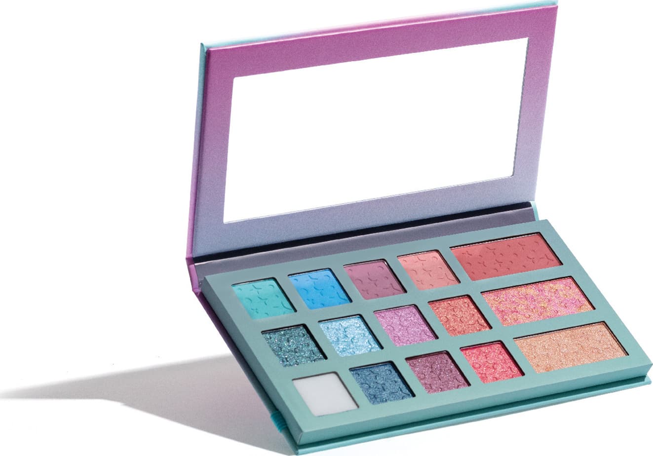 Paleta de maquiagem Quem Disse, Berenice? Dos Sonhos em embalagem retangular azul claro com espelho. Interior com 11 sombras em cores como azul, rosa, coral e dourado perolado, 1 primer, 2 tons de blush e 1 iluminador.