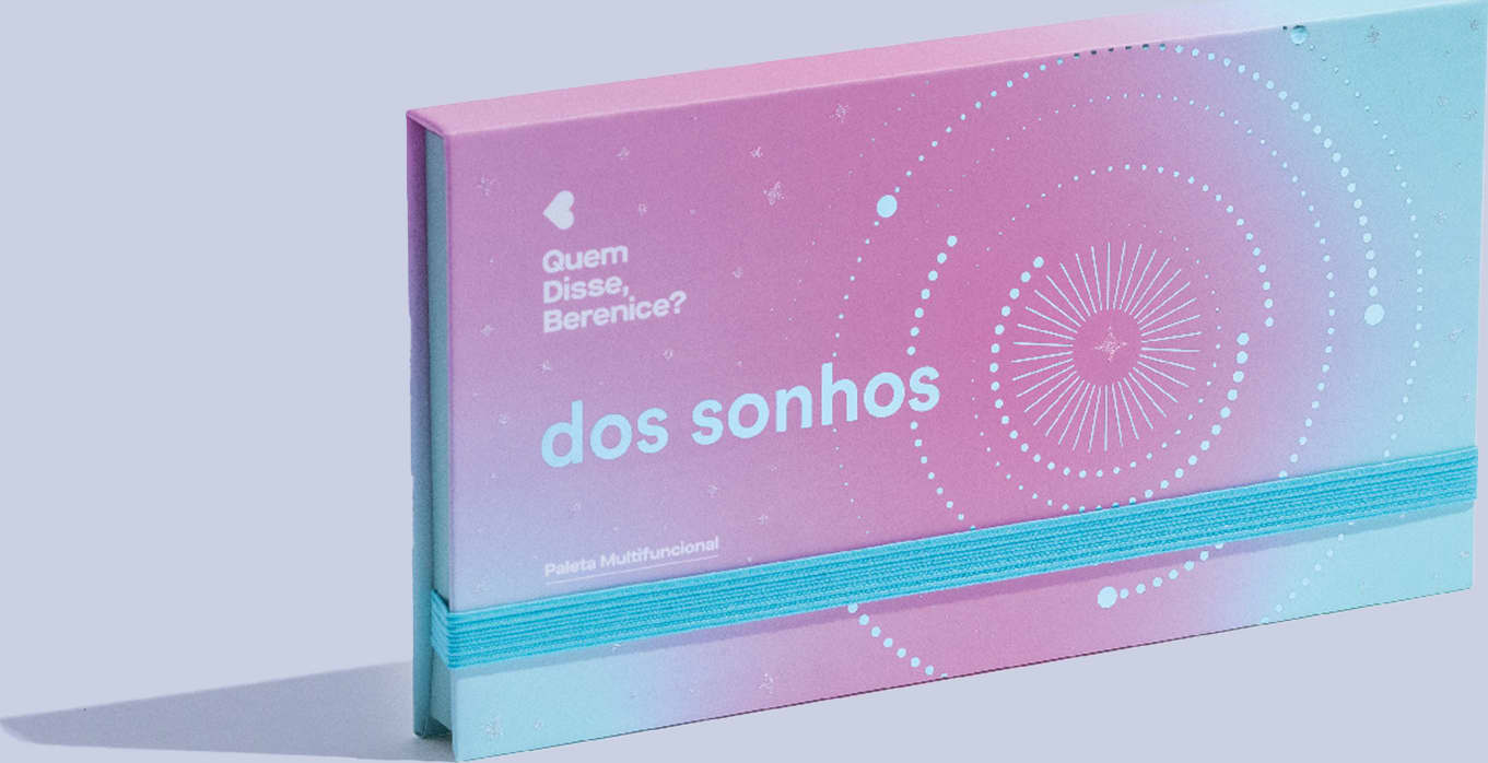 A imagem mostra a Paleta Quem Disse, Berenice? Dos Sonhos fechada com elástico azul, em caixa retangular com cores rosa e azul turquesa.