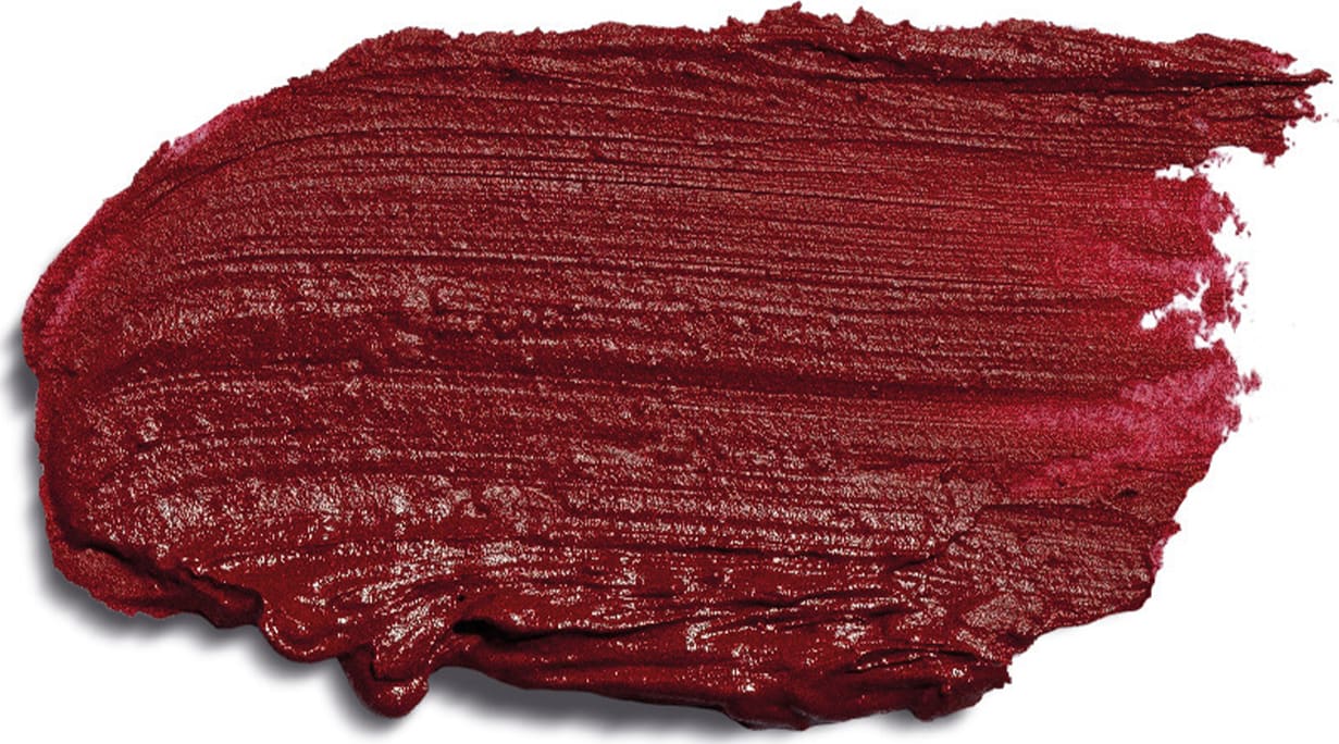 Textura cremosa e densa de tom vermelho escuro espalhada sobre superfície branca, ocupando boa parte da imagem.