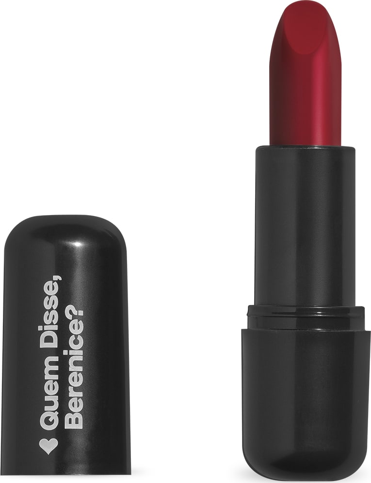 Batom de cor vermelho fechado em embalagem preta com logotipo da marca Quem Disse, Berenice? em destaque. O batom está aberto, exibindo a bala na cor do produto.
