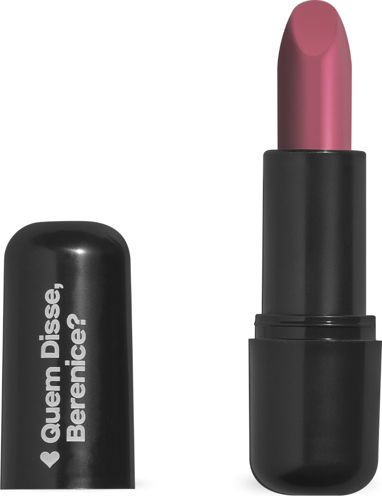 Batom de cor rosa claro em embalagem preta com logotipo da marca Quem Disse, Berenice? em destaque. O batom está aberto, exibindo a bala na cor do produto.
