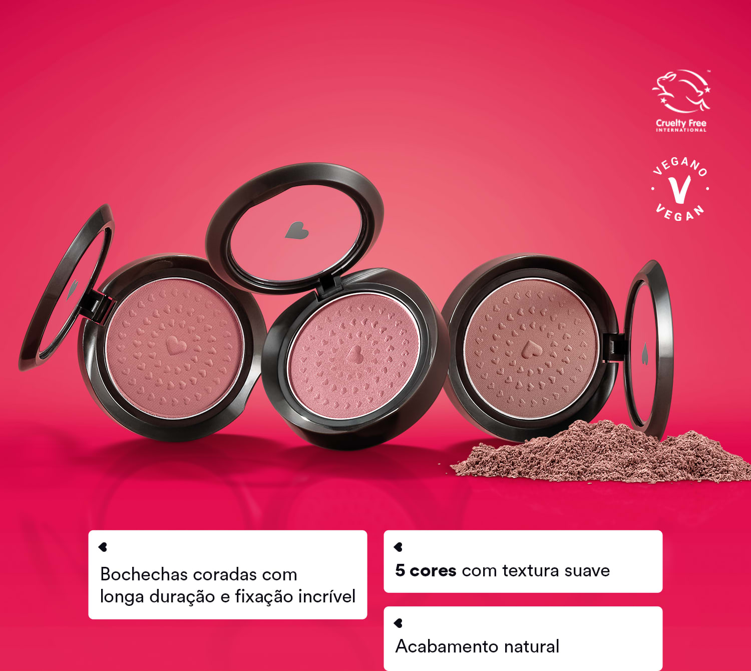 Três estojos compactos redondos pretos com tampas transparentes com coração ilustrado contendo, em cada um deles, 2g de blush em pó compacto da marca Quem Disse, Berenice? em fundo rosa vibrante e letras evidenciando os benefícios do produto.