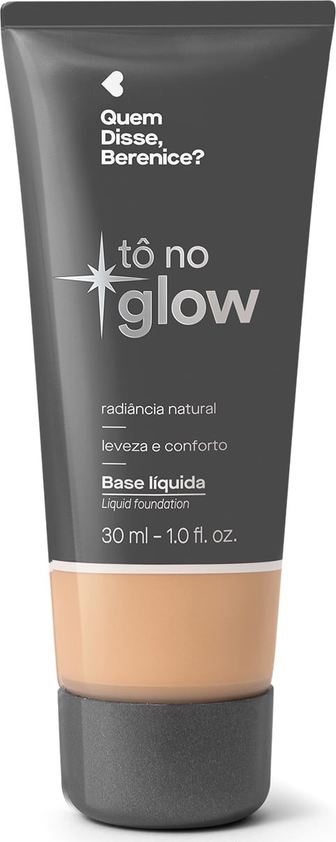 Bisnaga cinza de base líquida da marca Tô no Glow Quem disse, Berenice?, com detalhe na cor da base na parte inferior da embalagem e texto branco branco no rótulo.
