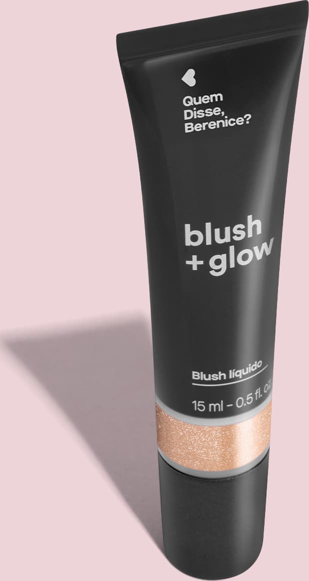 Bisnaga preta de item de maquiagem da marca Blush + Glow Quem disse, Berenice?, com detalhe dourado e texto branco branco no rótulo em fundo rosa.