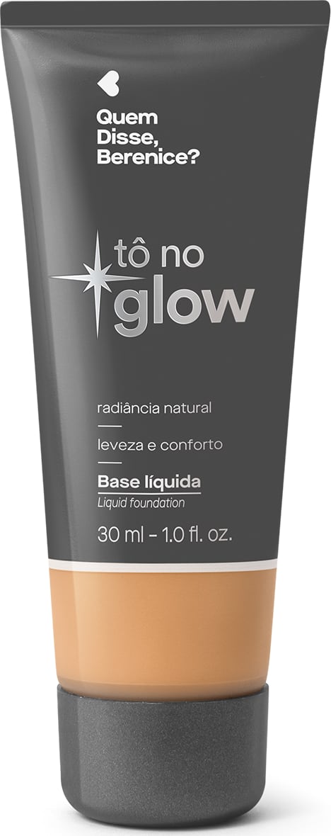 Bisnaga cinza de base líquida da marca Tô no Glow Quem disse, Berenice?, com detalhe na cor da base na parte inferior da embalagem e texto branco branco no rótulo.