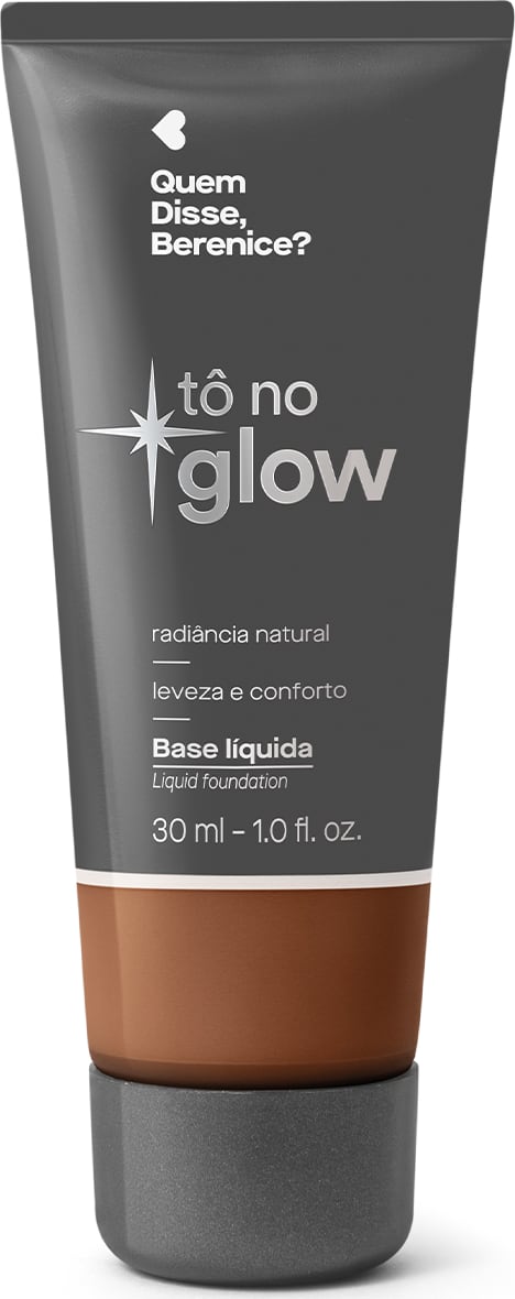 Bisnaga cinza de base líquida da marca Tô no Glow Quem disse, Berenice?, com detalhe na cor da base na parte inferior da embalagem e texto branco branco no rótulo.