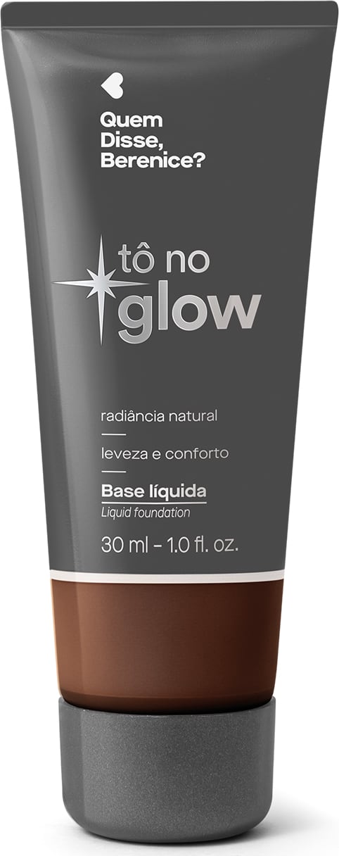Bisnaga cinza de base líquida da marca Tô no Glow Quem disse, Berenice?, com detalhe na cor da base na parte inferior da embalagem e texto branco branco no rótulo.