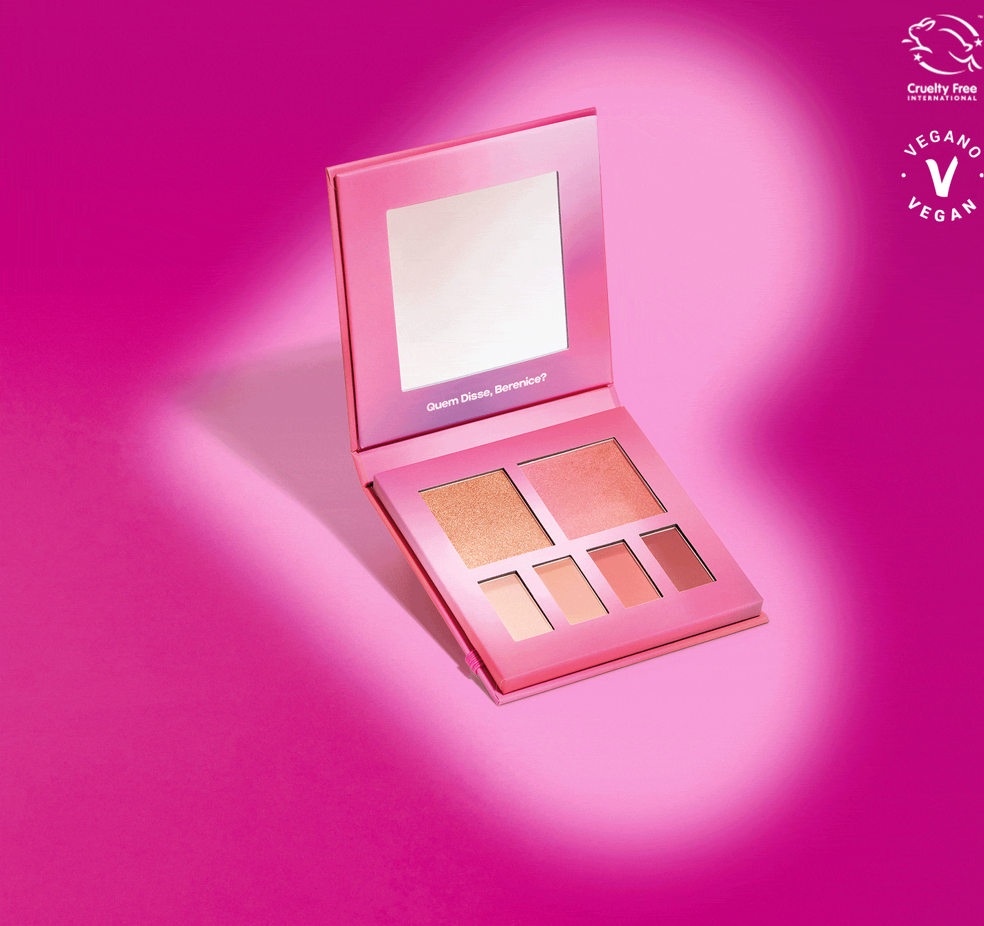 Paleta de maquiagem multifuncional Roselele Quem Disse, Berenice? em estojo na cor rosa com espelho na tampa contendo seis cores diferentes de sombras e blushes em tons de rosa em fundo roxo com sombras em volta do produto.