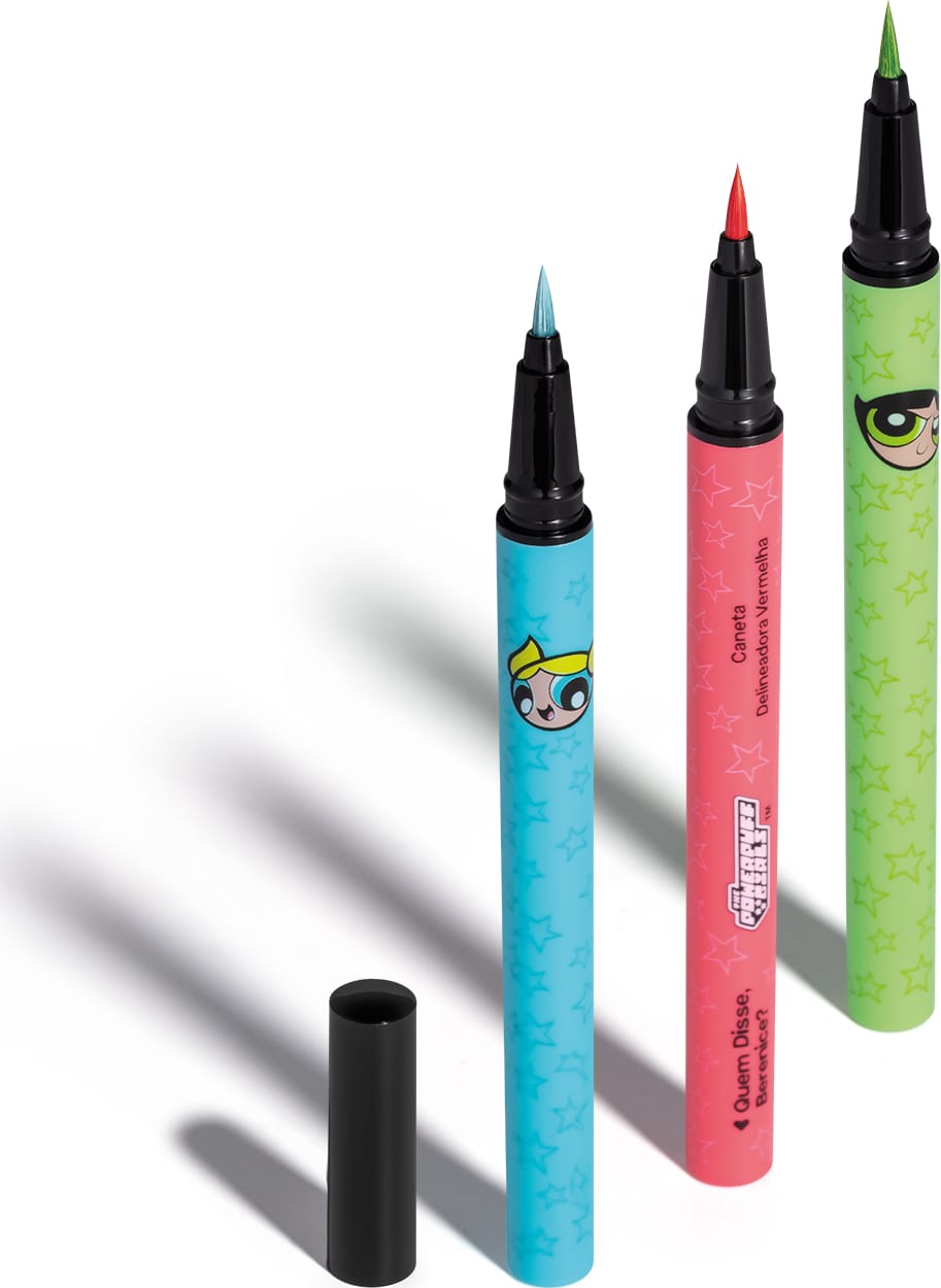 Três canetas delineadoras coloridas com pontas finas e desenho das Meninas Superpoderosas, dispostas sobre fundo branco com sombras.