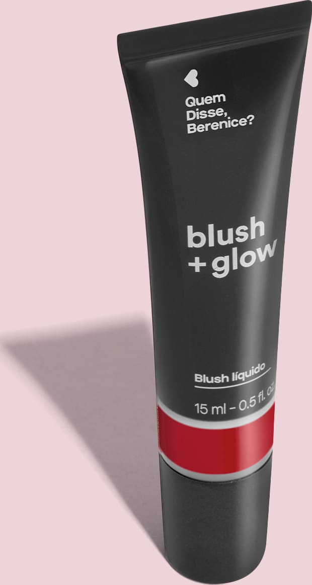Bisnaga preta de item de maquiagem da marca Blush + Glow Quem disse, Berenice?, com detalhe vermelho e texto branco branco no rótulo em fundo rosa.