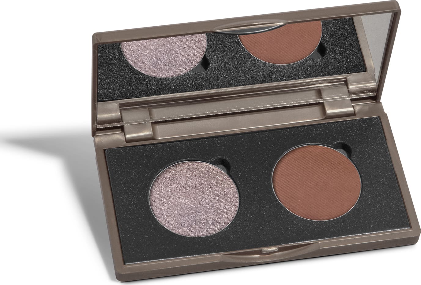 Paleta de sombras da marca Quem Disse, Berenice? com tom de prata e marrom em embalagem retangular preta e espelho na tampa em fundo branco com sombras.