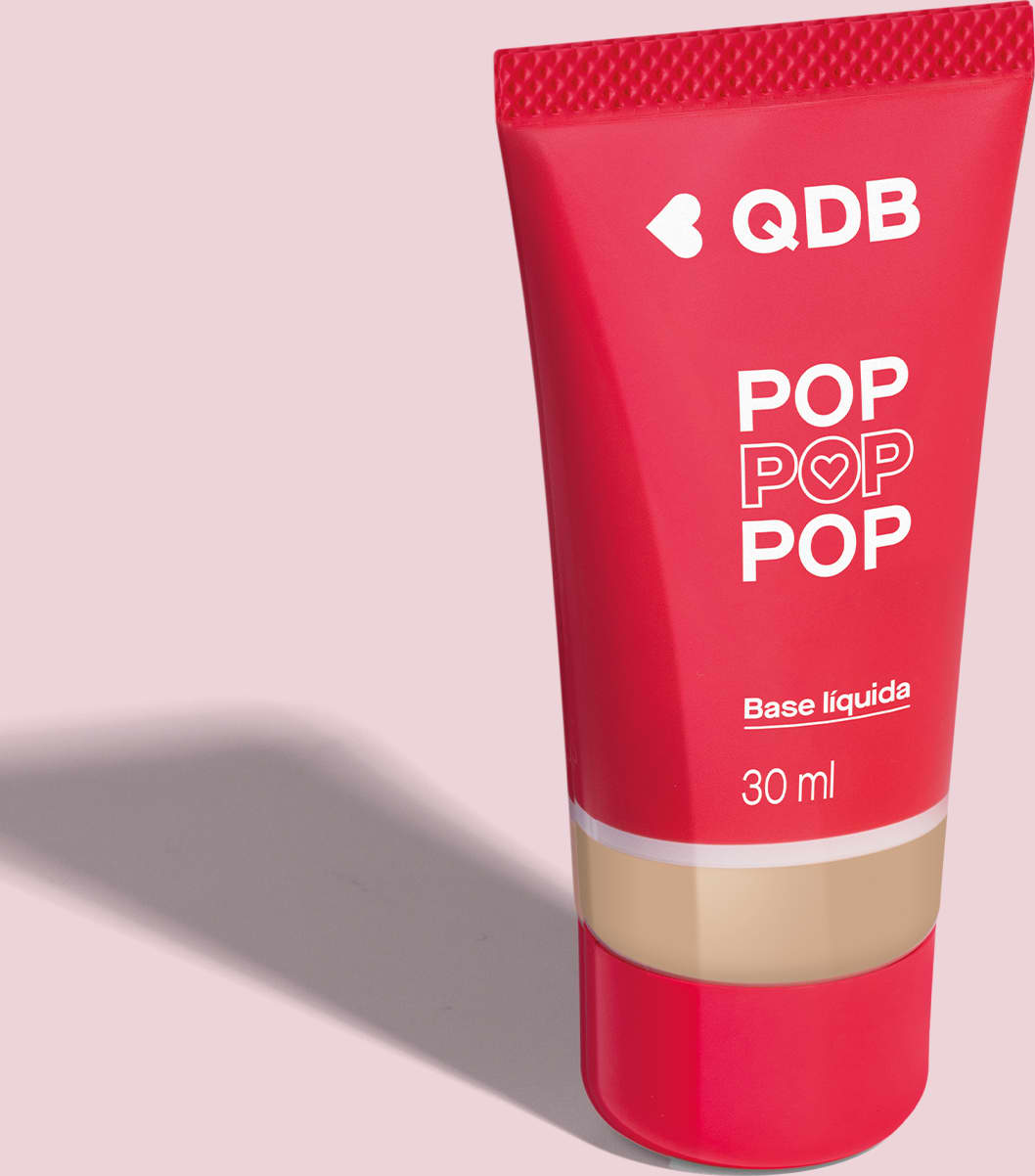 Imagem da base líquida soft matte da marca POP Quem Disse, Berenice? na cor 120N, em tubo rosa com parte transparente, mostrando a tonalidade do produto, e rótulo com letras brancas. O fundo da imagem é lilás com sombreado.
