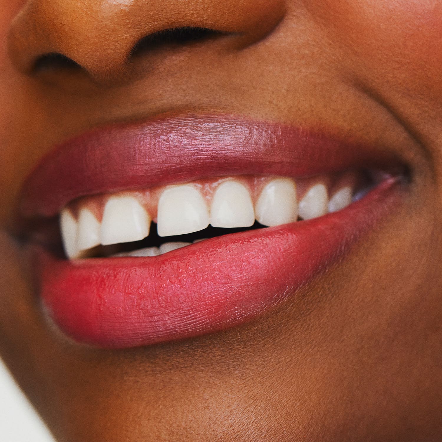 Parte do rosto feminino com boca rosada sorrindo evidenciando a cor dos lábios que usam o blush jelly Pink Toda Fresh Quem Disse, Berenice?.