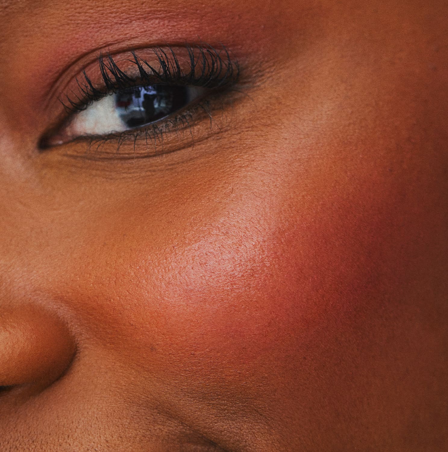 Imagem de um rosto feminino destacando as maçãs do rosto rosadas com o jelly blush Pink Toda Fresh Quem Disse, Berenice?.