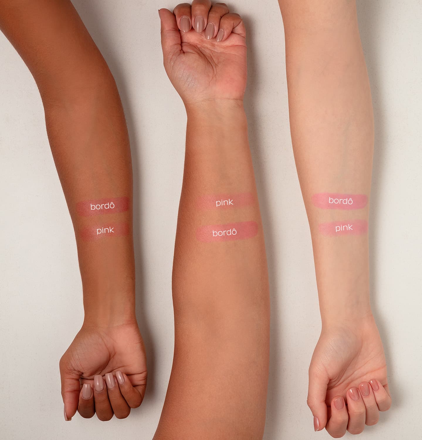 Três braços femininos de cores de peles diferentes e, em cada um deles, duas amostras de cores do blush jelly Toda Fresh Quem Disse, Berenice? mostrando como eles ficam na pele.