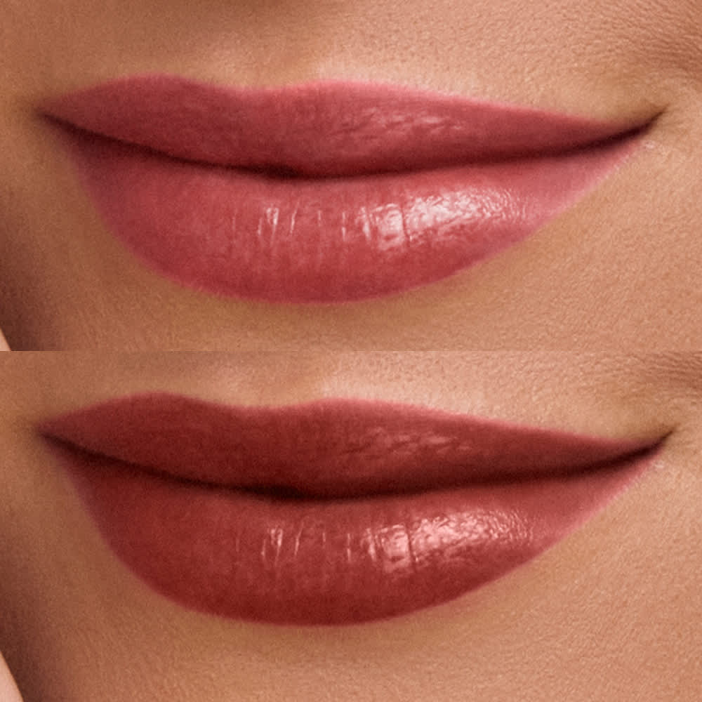 São duas imagens, uma disposta sobre a outra. Nas duas um close-up do rosto feminino, evidenciando os lábios. Na primeira, há um sorriso mostrando uma tonalidade mais clara. Na segunda, mostra uma tonalidade mais escura, mas também brilhante e intensa.
