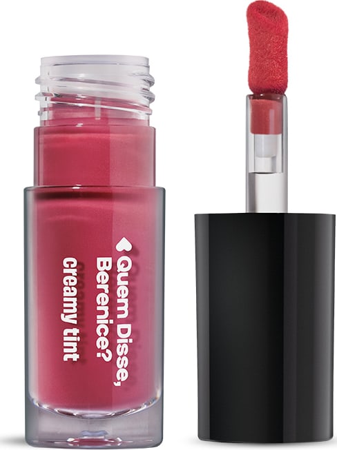 A imagem mostra um recipiente transparente de gloss labial da marca Quem Disse, Berenice? em tom rosa, com aplicador vermelho, haste transparente, tampa preta