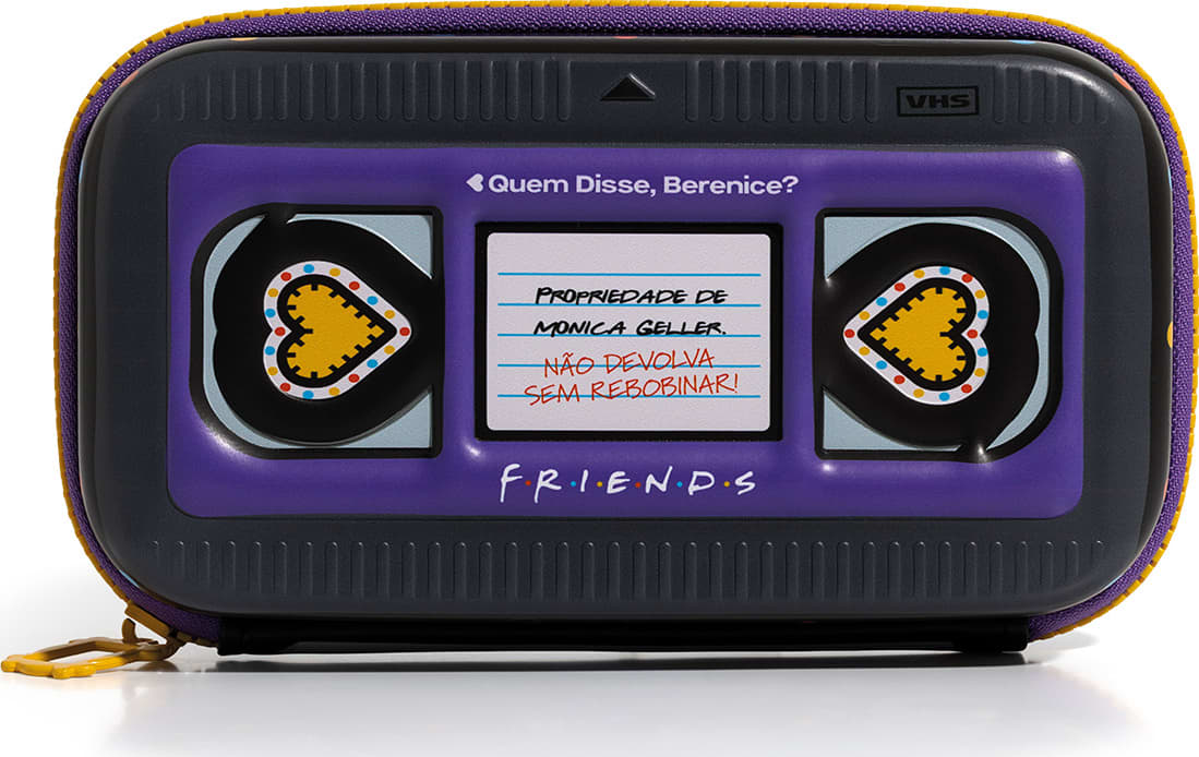 Acessório com design inspirado na série de TV "Friends". Imita fita VHS com uma mensagem sobre não devolver algo sem recarregar. Possui detalhes em roxo e amarelo, com ícones de coração em ambos os lados.