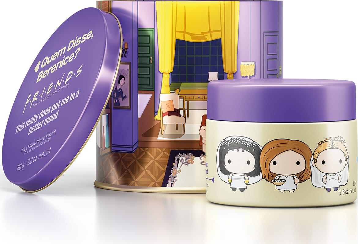 Recipiente1 em forma circular, com tampa roxa e decoração de personagens. Embalagem com texto "Quem Disse, Berenice?" em fundo roxo. Ao fundo, recipiente 2 com ilustrações de personagens em fundo claro. Ambiente interno com móveis e cortinas visíveis.