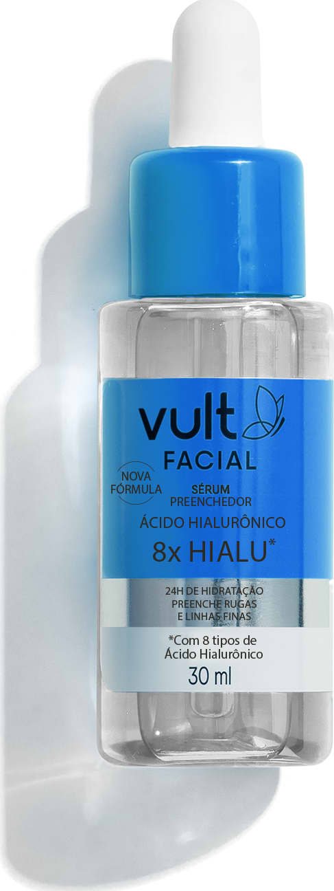 Frasco transparente contendo um líquido incolor. Tampa azul brilhante. Rótulo indicando "Vult Facial Nova Fórmula Sérum Preenchedor Ácido Hialurônico 8x Hialu*". Embalagem de 30ml. Contém 8 tipos de ácido hialurônico. Cores predominantes são azul e branco