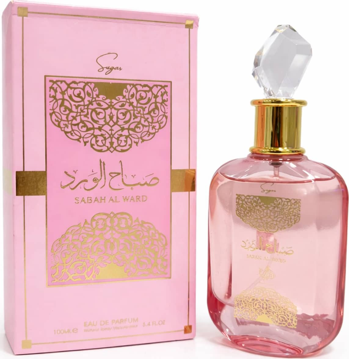 Frasco de perfume rosa com detalhes dourados, embalado em caixa rosa com padrões florais dourados. O rótulo exibe o nome "Sabah Al Ward" em árabe e em inglês.