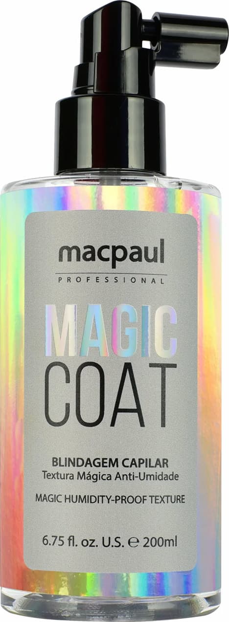 A imagem mostra o produto Magic Coat da marca Macpaul Professional. Frasco plástico transparente com rótulo  iridescente e tampa pret. Rótulo com o nome "Magic Coat" e descrição "Blindagem Capilar Textura Mágica Anti-Umidade" em letras pretas.