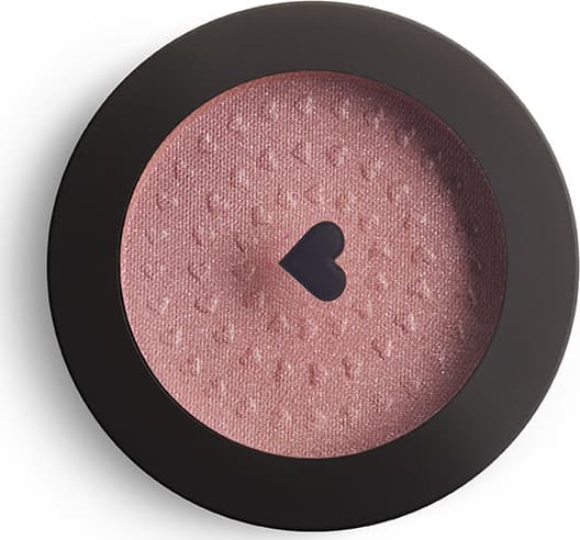Pote circular preto de blush em pó compacto Cerejetim Quem Disse, Berenice?h em tom avermelhado, com textura brilhante, tampa transparente e coração no centro.