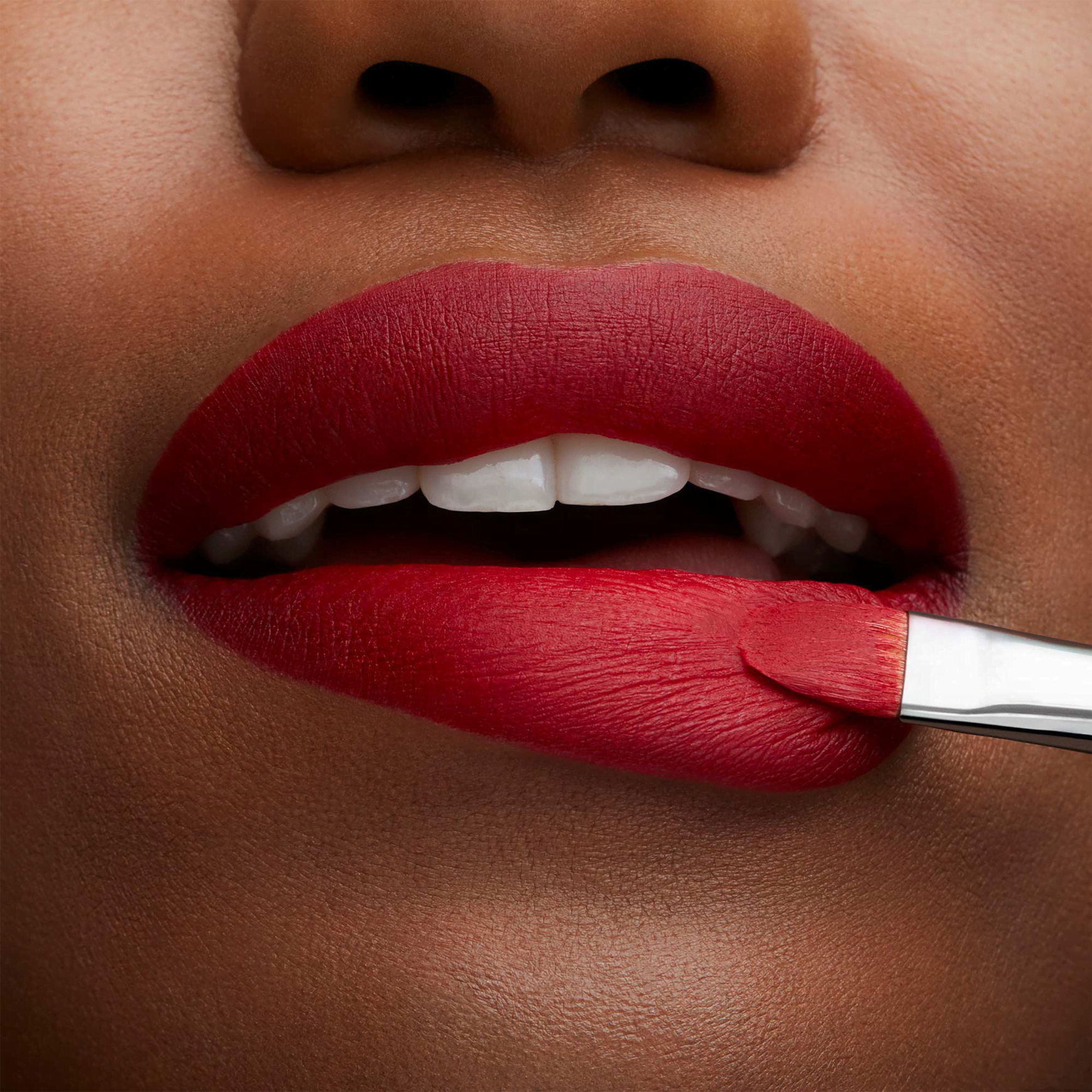 Batom M·A·C Powder Kiss Lipstick Ruby Woo Beleza na 