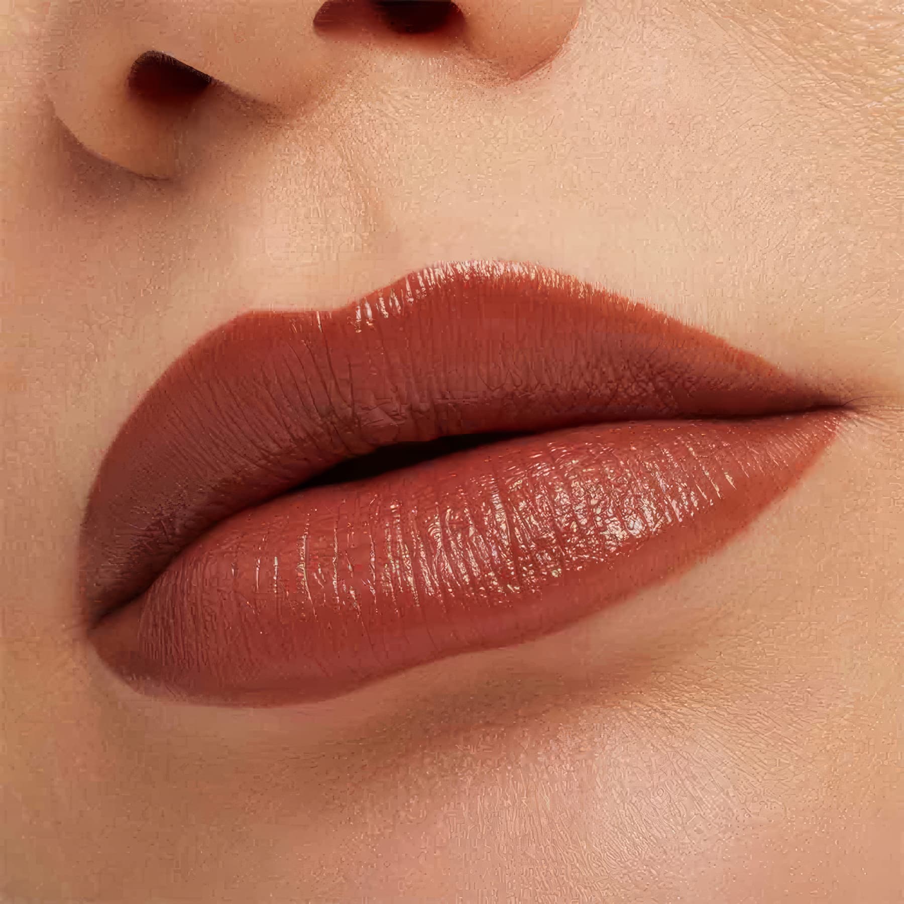 A imagem mostra a boca de uma mulher usando o batom.