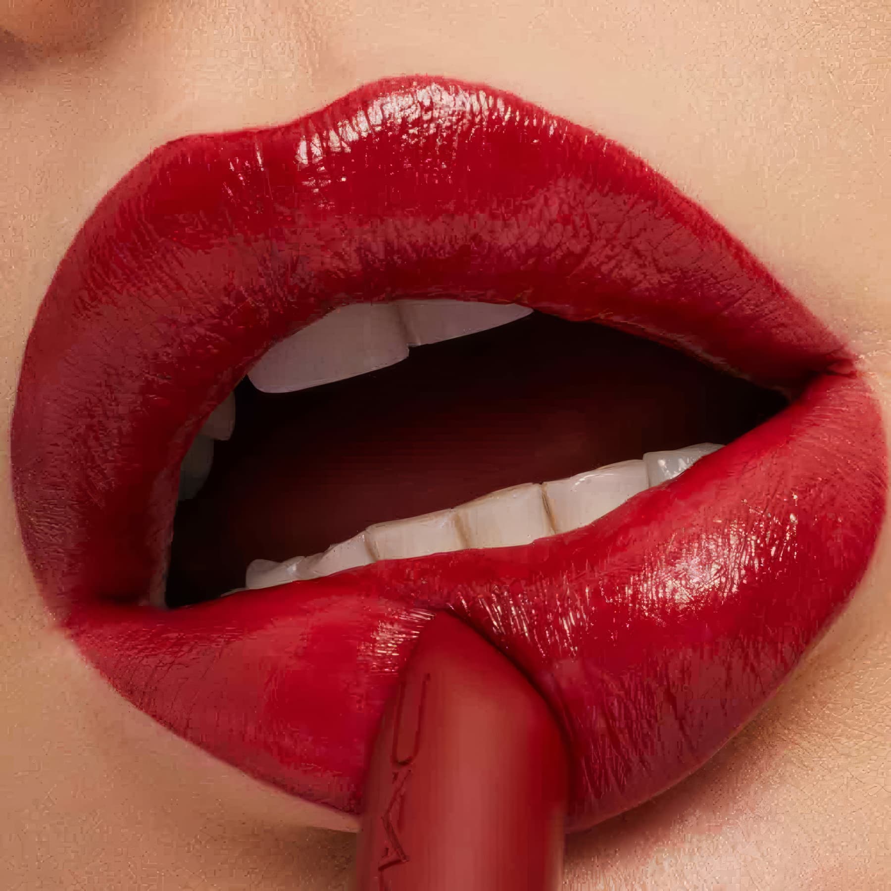 A imagem mostra uma mulher usando o batom.