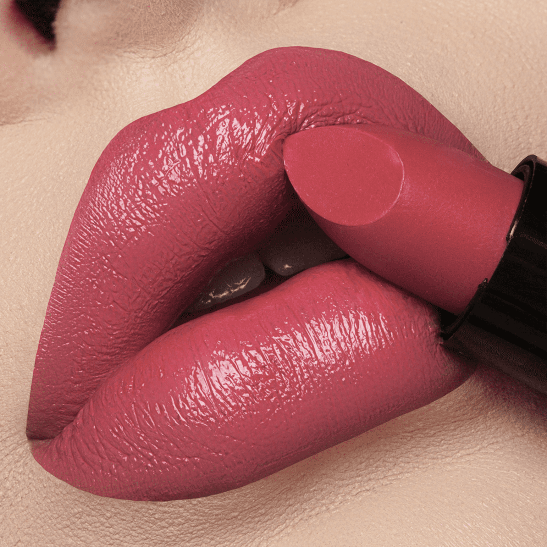 O produtoestá aplicado em lábios cheios e bem delineados, exibindo uma textura cremosa e brilhante.