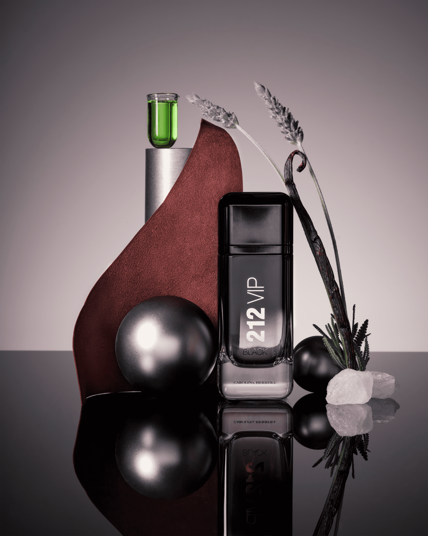 Conjunto 212 VIP Black Carolina Herrera Masculino - Eau de Parfum 100ml + Shower Gel 100ml