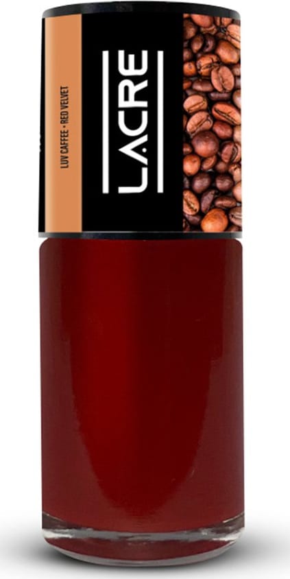 Frasco de esmalte vermelho da marca Lacre, com rótulo preto destacando o nome da marca em letras brancas e uma imagem de grãos de café torrados.