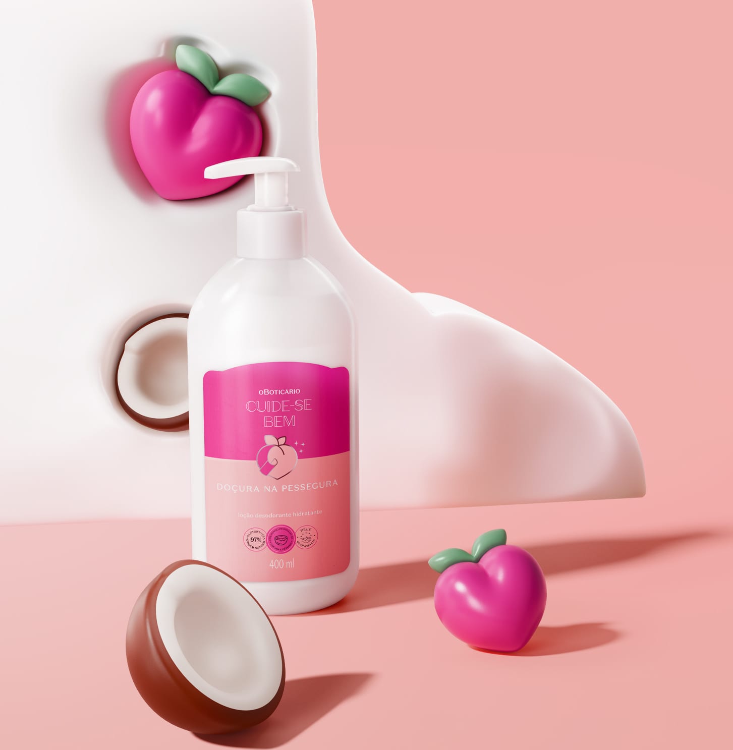 O produto apresentado na imagem é um frasco de loção hidratante da marca Cuide-se bem, com embalagem branca e rosa. O frasco possui um rótulo rosa com o nome da marca e o produto "Doçura na Pessegura". Ao lado do frasco, há dois objetos em forma de fruta.