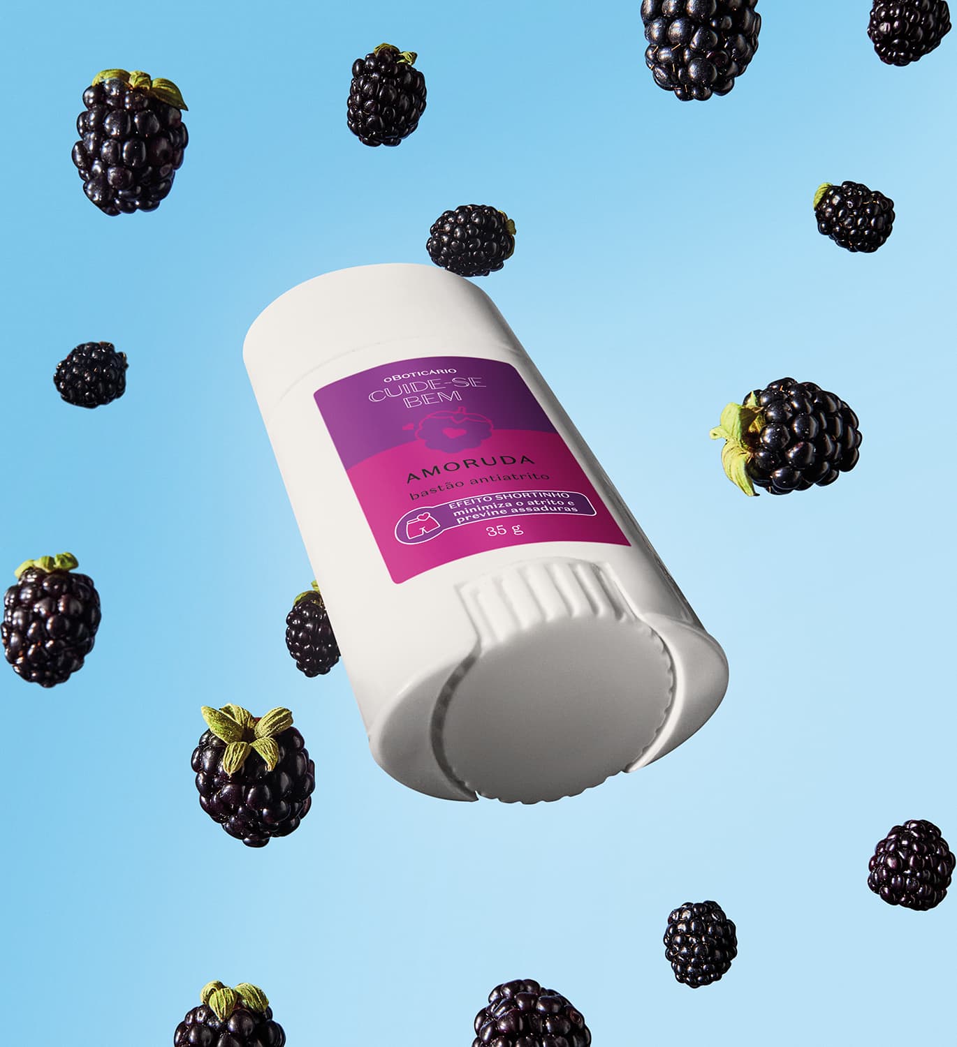 Embalagem do bastão anti atrito da marca Cuide-se Bem, com fundo azul e diversos frutos de amora-preta flutuando ao redor, sugerindo um ambiente natural e saudável.