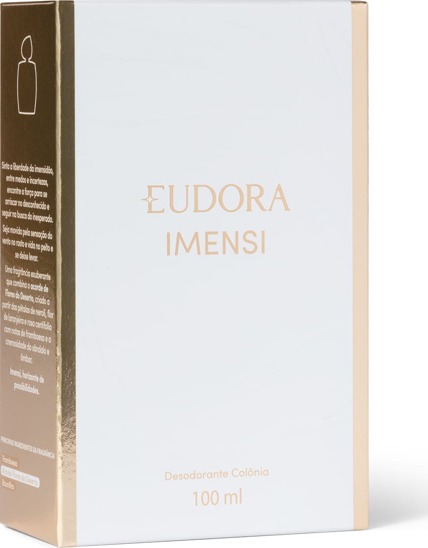 Embalagem retangular em caixa de papelão branca com detalhes em dourado à frente. Rótulo em letras douradas. Informações adicionais em texto pequeno e  logotipo de uma silhueta de frasco na lateral da embalagem sob fundo dourado.