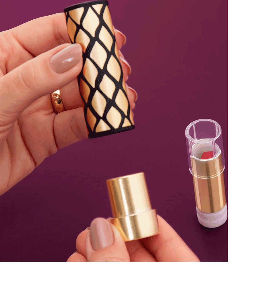 O gif mostra o processo de montagem da case customizável. Um par de mãos femininas segura o refil, encaixa a parte espiralada na base da case e depois acrescenta a tampa. Esta case tem padrões em preto com losangos dourados.