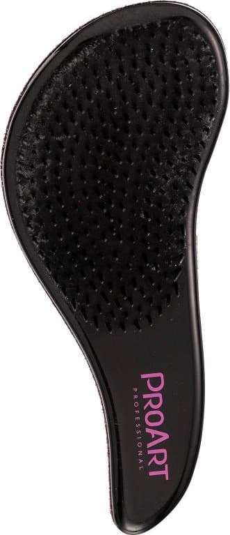 A imagem mostra a escova tem um formato curvo. As cerdas são pretas e densamente agrupadas, projetadas para pentear e escovar o cabelo.