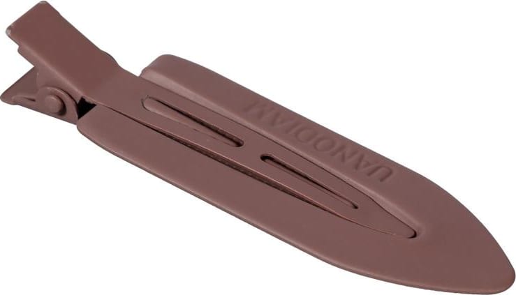 A imagem mostra uma presilha no detalhe em tom marrom.