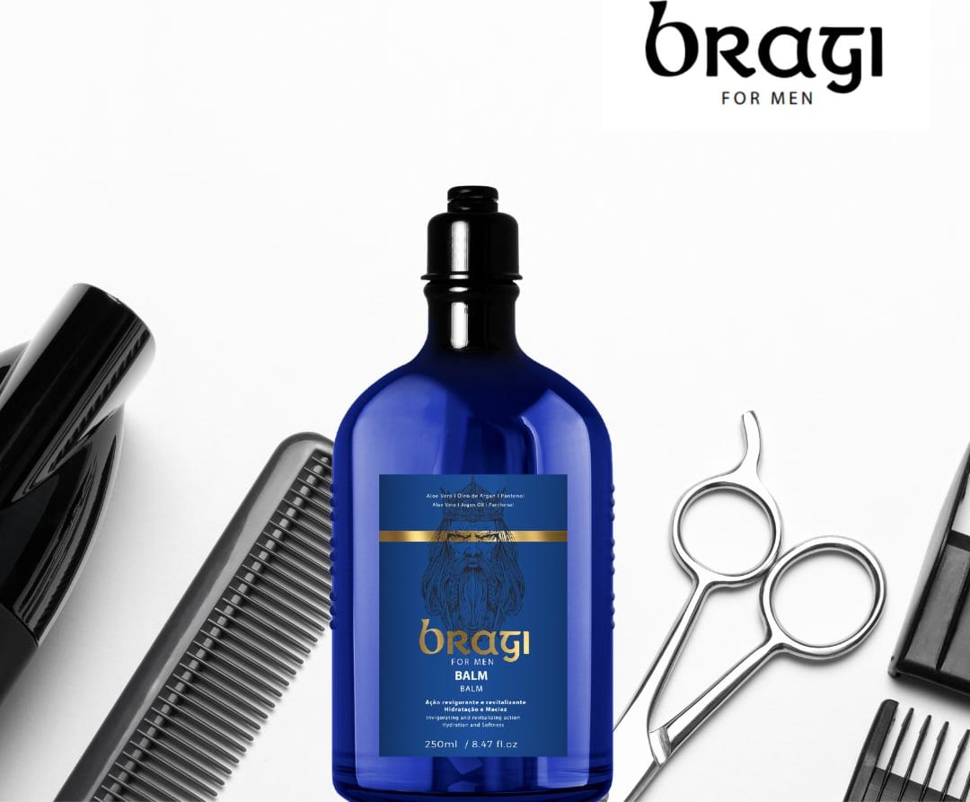 O item principal da imagem é um grande frasco azul, ao lado da embalagem estão dispostos alguns acessórios tipicamente usados para cuidados com barba e cabelo masculinos, como pentes e tesouras de cabelo em aço inoxidável.