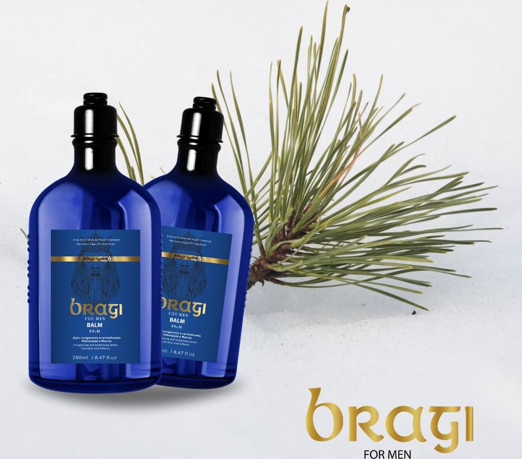 A imagem mostra dois grandes frascos azuis escuros de plástico em destaque. Ao lado dos frascos, há um ramo de uma planta com folhas compridas e finas, provavelmente representando um dos ingredientes naturais utilizados nos produtos.