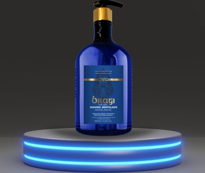 A imagem mostra uma garrafa em tom azul escuro posicionada sobre um suporte iluminado com leds em tons de azul, criando um efeito luminoso em espiral em torno da base da embalagem.