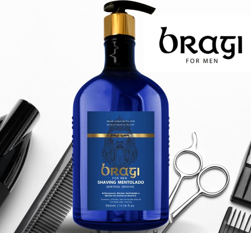 No centro da imagem encontra-se uma grande garrafa azul com o gel de barbear e ao redor estão dispostos diversos acessórios tipicamente usados em barbearias como pentes, tesouras e aparadores.