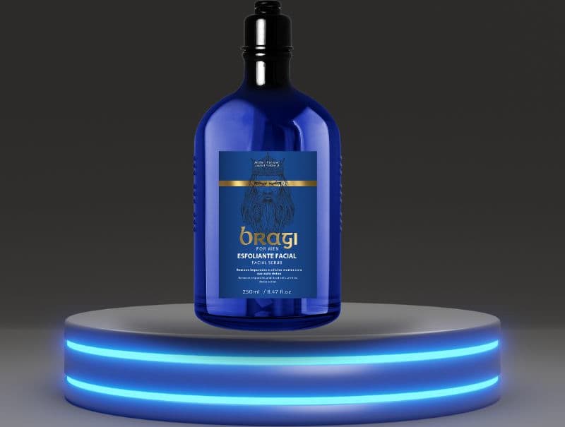 A imagem mostra uma garrafa em tom azul escuro posicionada sobre um suporte iluminado com leds em tons de azul, criando um efeito luminoso em espiral em torno da base da garrafa.