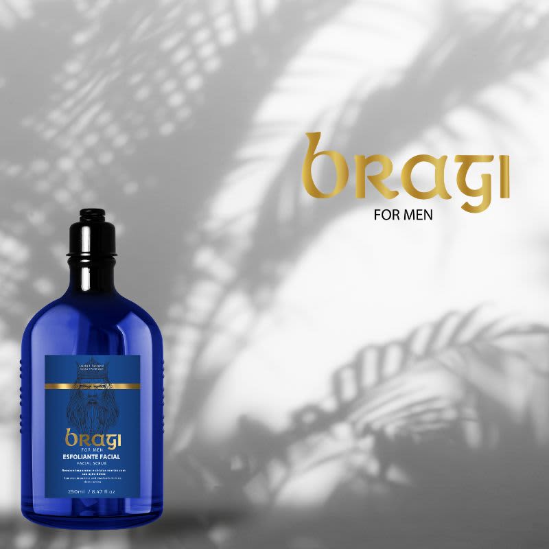 A imagem mostra um frasco de vidro azul escuro colocado em um cenário com um fundo desfocado e iluminado, dando destaque ao produto. No fundo há também a sombra de alguns ramos que parecem ser de palmeiras.