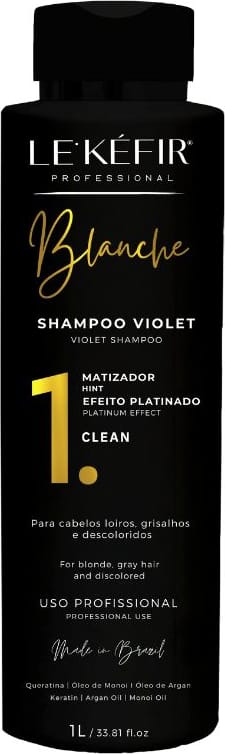 A imagem mostra a embalagem do shampoo da linha de produtos capilares Le'Kéfir. O frasco é preto, tem 1L de conteúdo e traz a linha destacada no tom dourado e as demais informações na cor branca.