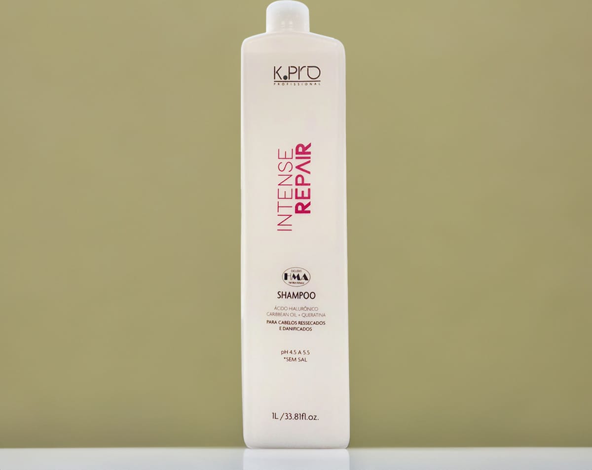 Shampoo para cabelos ressecados e danificados da marca K.Pro. Embalagem plástica branca opaca de 1 litro. Rótulo com o nome do produto "Intense Repair" em letras vermelhas e pretas, além de informações sobre a fórmula com ácido hialurônico e queratina.