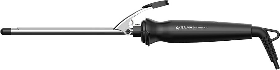 A imagem mostra o modelador de cachos profissional da marca GA.MA Italy. Ele possui um corpo preto alongado com haste metálica longa e ponta arredondada. Possui um cabo ergonômico com trava para facilitar o manuseio.