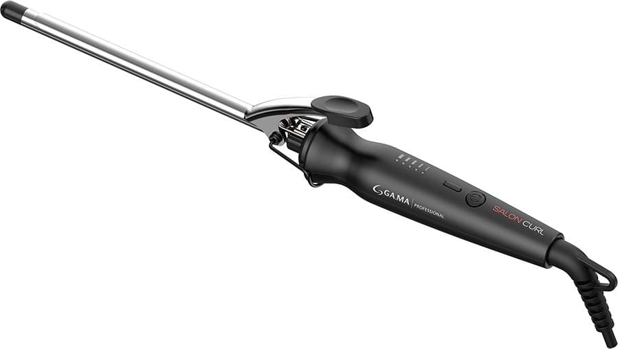 A imagem mostra o modelador de cachos profissional da marca GA.MA Italy. Ele possui um corpo preto alongado com haste metálica longa e ponta arredondada. Possui um cabo ergonômico com trava para facilitar o manuseio.