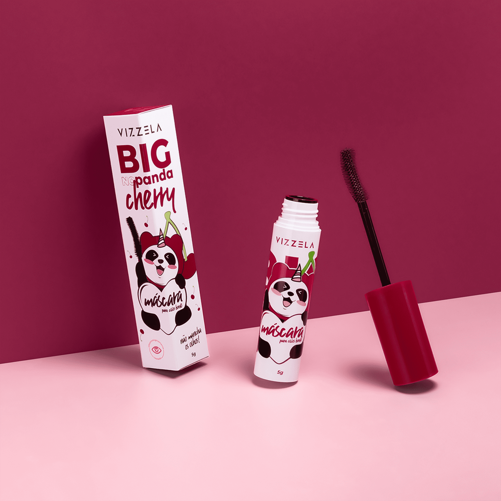 Produtos de maquiagem da marca Vizzela. Uma caixa retangular grande com o rótulo "Big Panda Cherry Mascara" em vermelho e branco, apresentando uma ilustração de um panda.